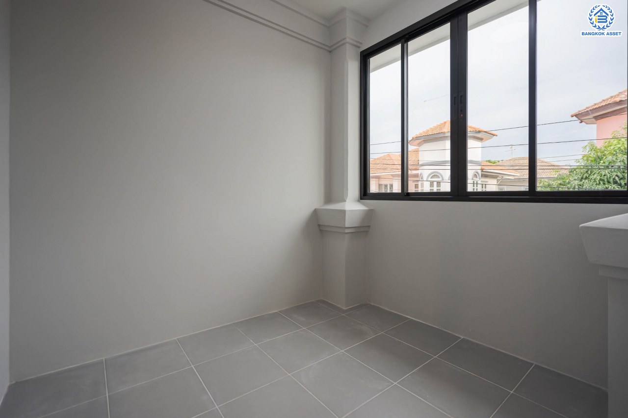 บ้านมือสองตกแต่งใหม่ ม.ภัสสร7 รัตนาธิเบศร์ พื้นที่กว้างกว่า 58.9 ตร.ว. รองรับทุกความสุข ฟังก์ชัน 3 ห้องนอน 3 ห้องน้ำ 2 ห้องอเนกประสงค์ จอดรถได้ 2 คัน บนทำเลเดินทางสะดวก ติดถนนใหญ่ ใกล้รถไฟฟ้า "สถานีบางพลู" เพียง 400 ม.